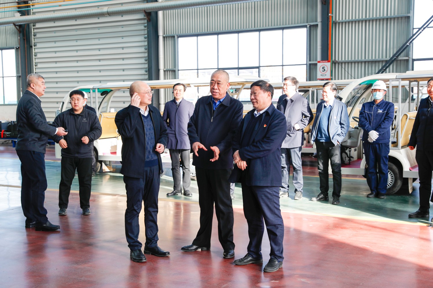 新鄉(xiāng)市長王登喜率重點項目觀摩組蒞臨公司智能產業(yè)園調研